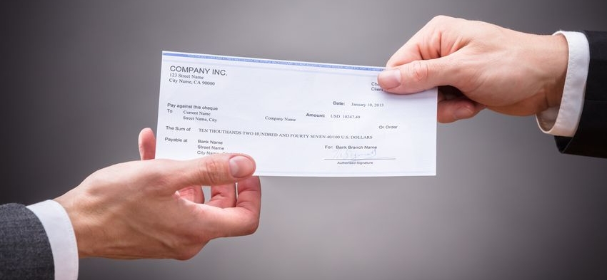 Un cheque es un documento que puede sustituir el dinero si tiene respaldo bancario y saldo.