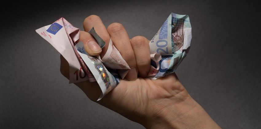 Si tiene billetes deteriorados debe acudir al banco y se los cambiarán.