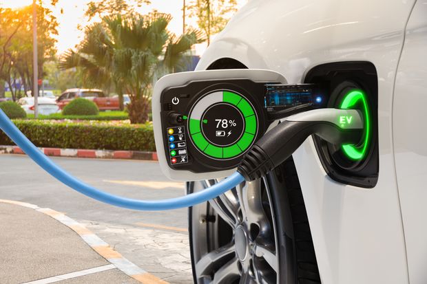 Los coches eléctricos son el futuro, pero faltan puntos de recarga.