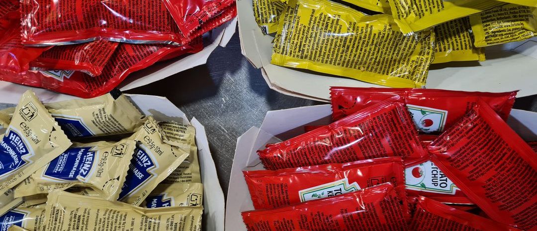 Prohibición de los sobres de plástico monodosis en bares y restaurantes