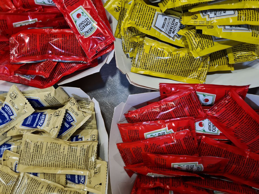 Prohibición de los sobres de plástico monodosis en bares y restaurantes