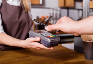 El sistema de pago por móvil hace peligrar el dinero en metálico.