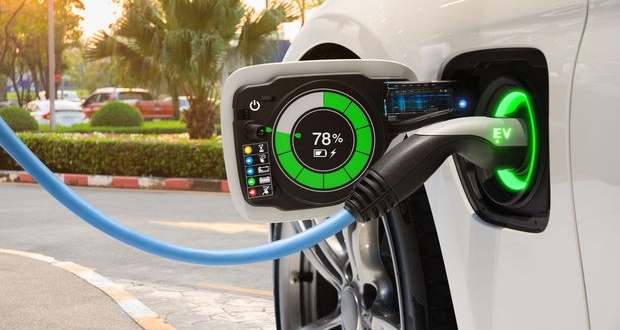 Los coches eléctricos son el futuro, pero faltan puntos de recarga.