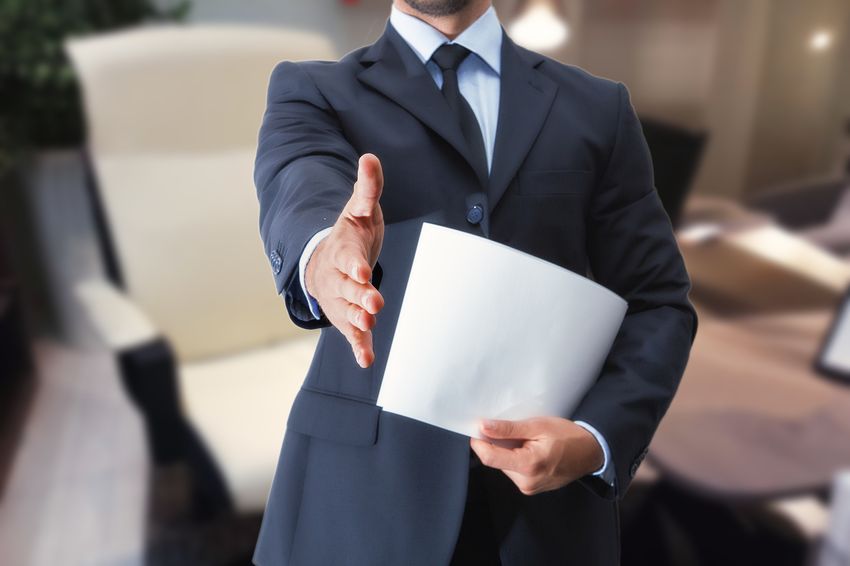 ¿Qué datos e informaciones deben figurar en un contrato laboral?