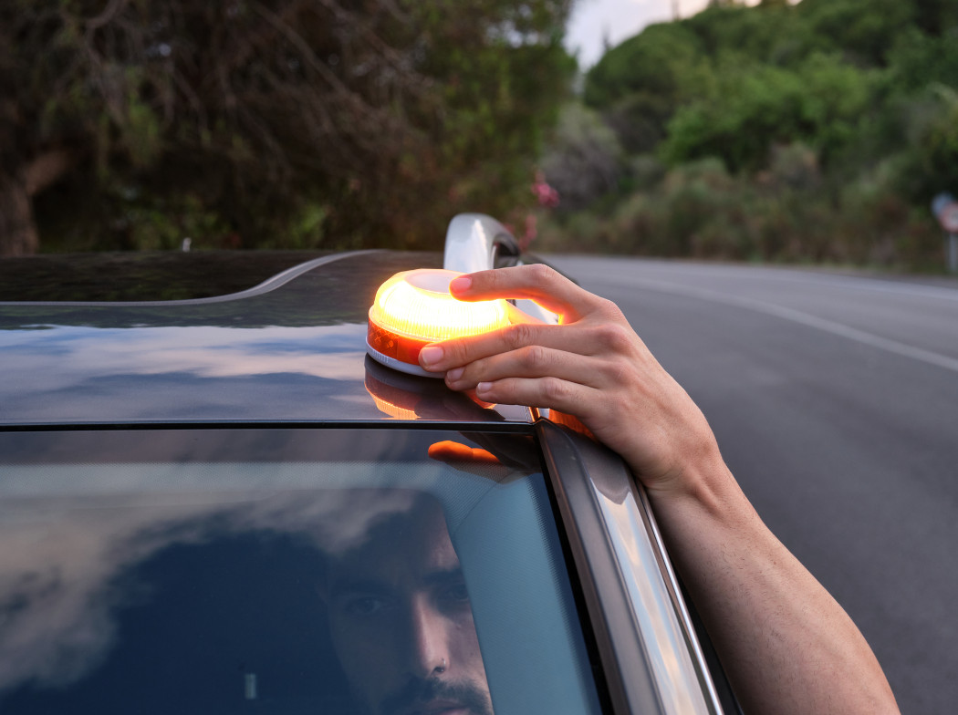 Nueva luz de emergencia para coche: qué es, cuándo será obligatoria y cómo elegirla