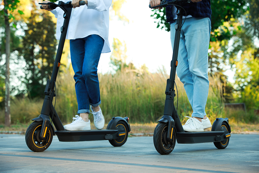 La DGT exige la identificación de los patinetes eléctricos: cómo inscribirlos y requisitos